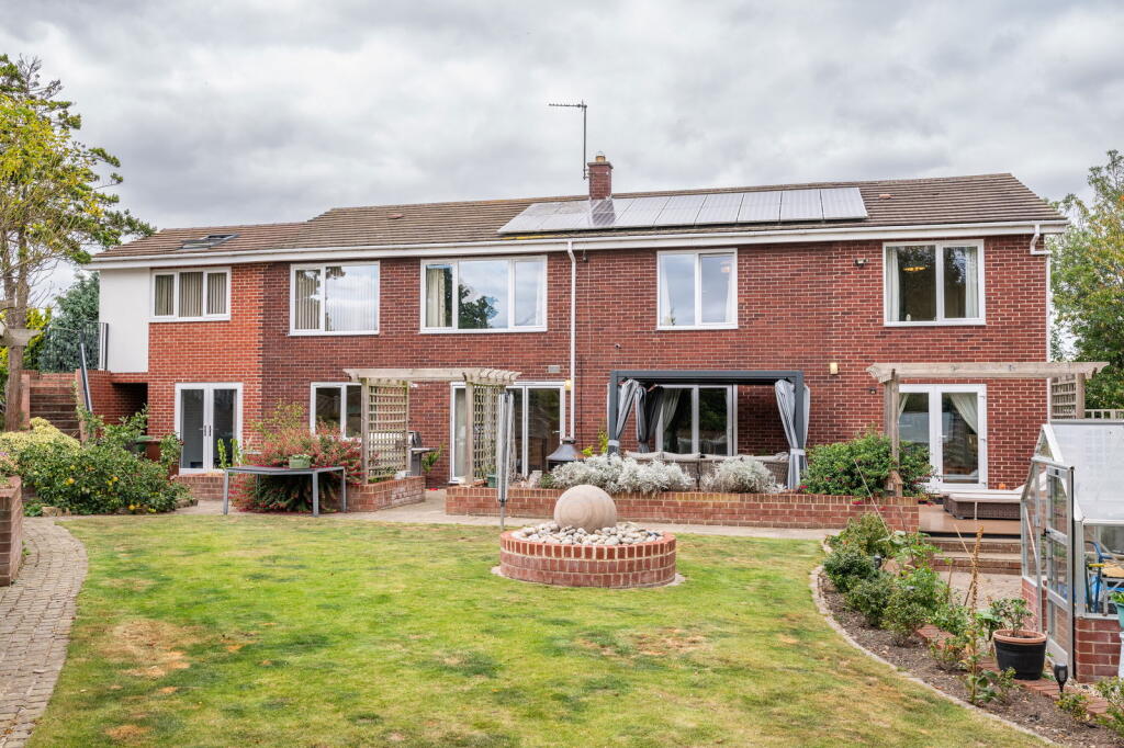 Main image of property: The Mount, Wakefield, WF2 8QW