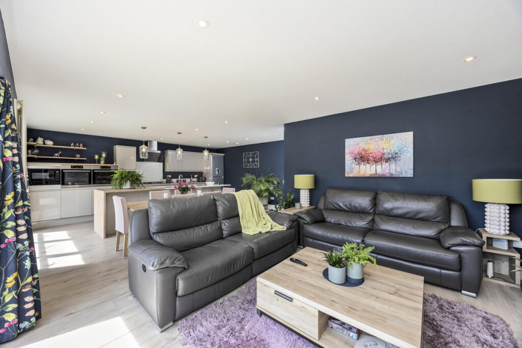 Chesswood Close, Worthing, BN11 photo 5