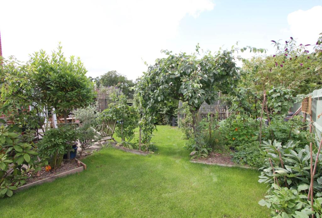 Bradfield - Beautiful setting photo 4