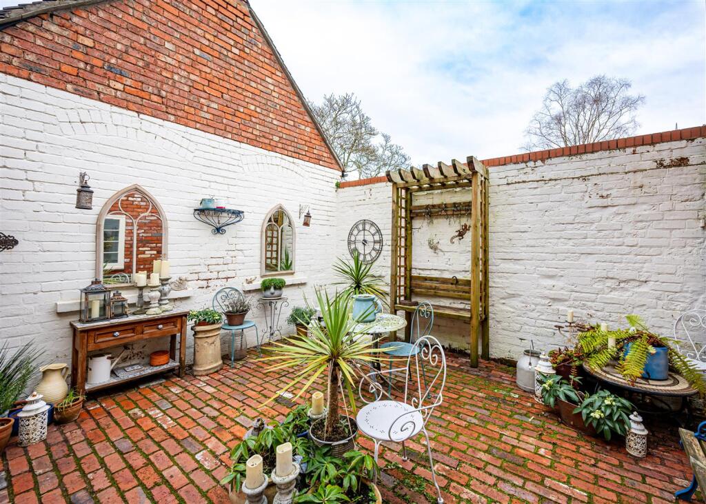 Viewlands Cottage, Wightwick Bank, Wightwick, Wolverhampton, WV6 8DR photo 4