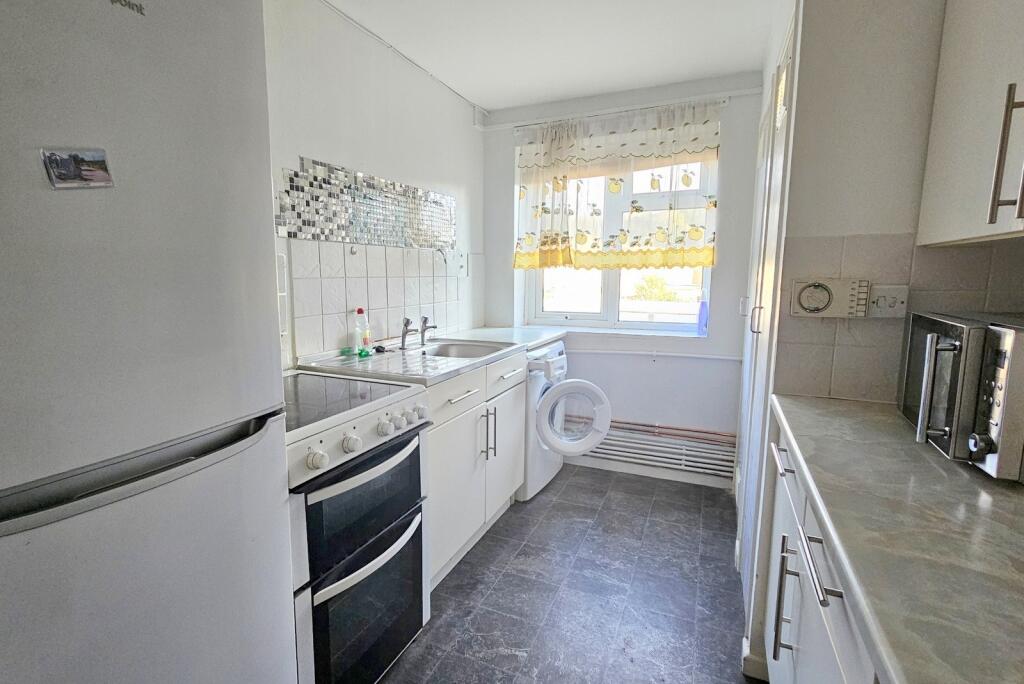 Apartment in Crawley, Worth - View 5