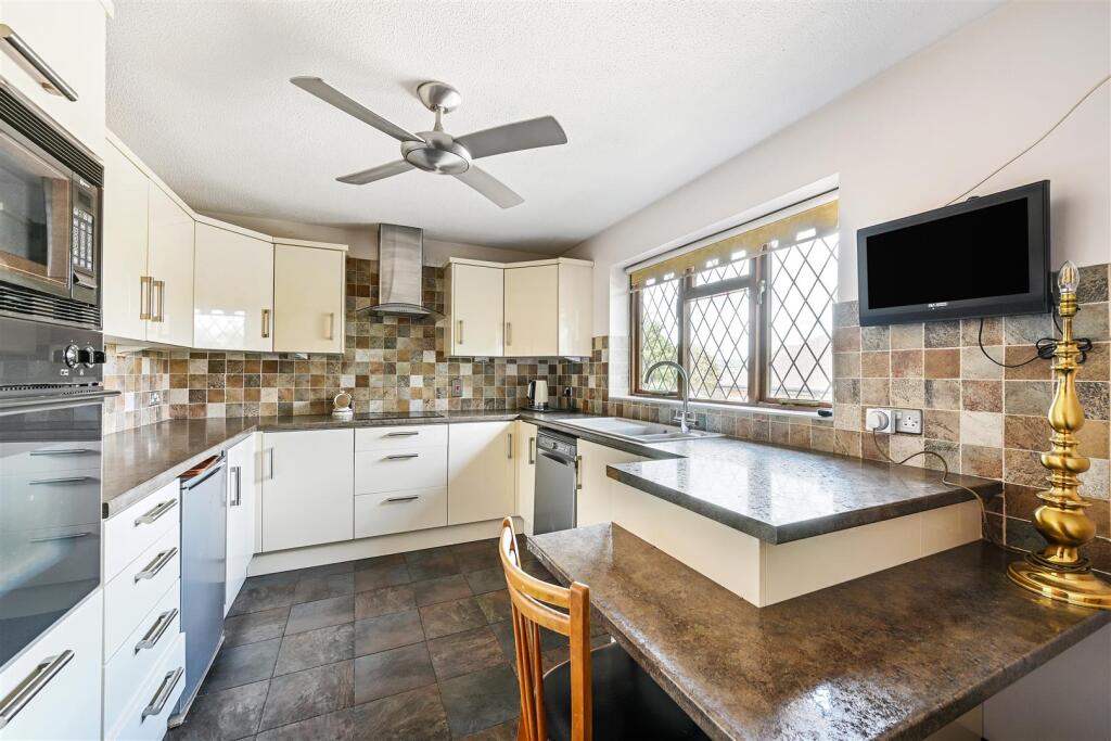 House in Clanfield - View 5