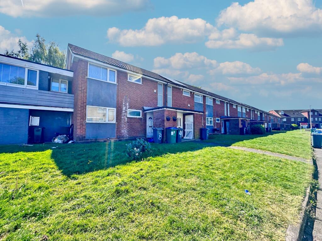 2-bed flat on Tudor Court, TIPTON, DY4 8UU, £90,000