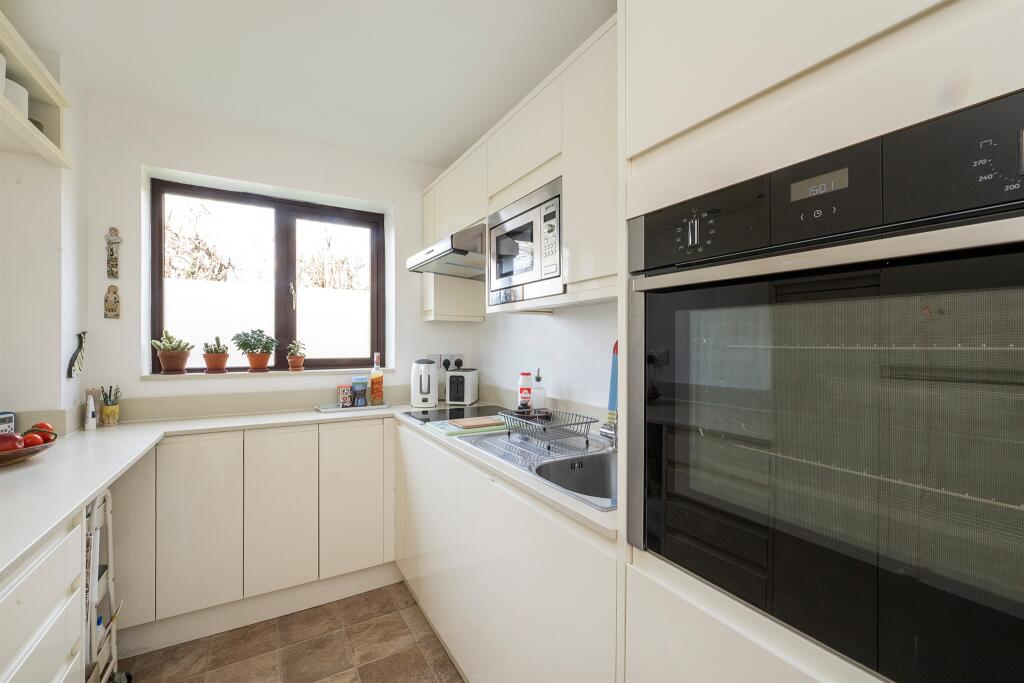 Apartment in Aston Clinton, Buckinghamshire - View 4