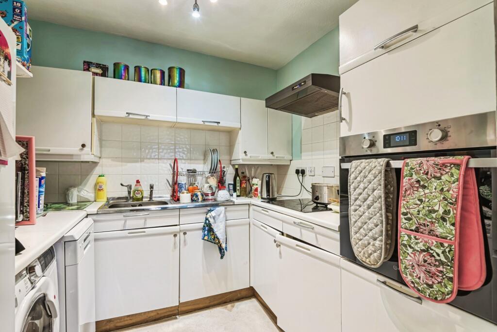 Apartment in Worthing, West Sussex - View 2