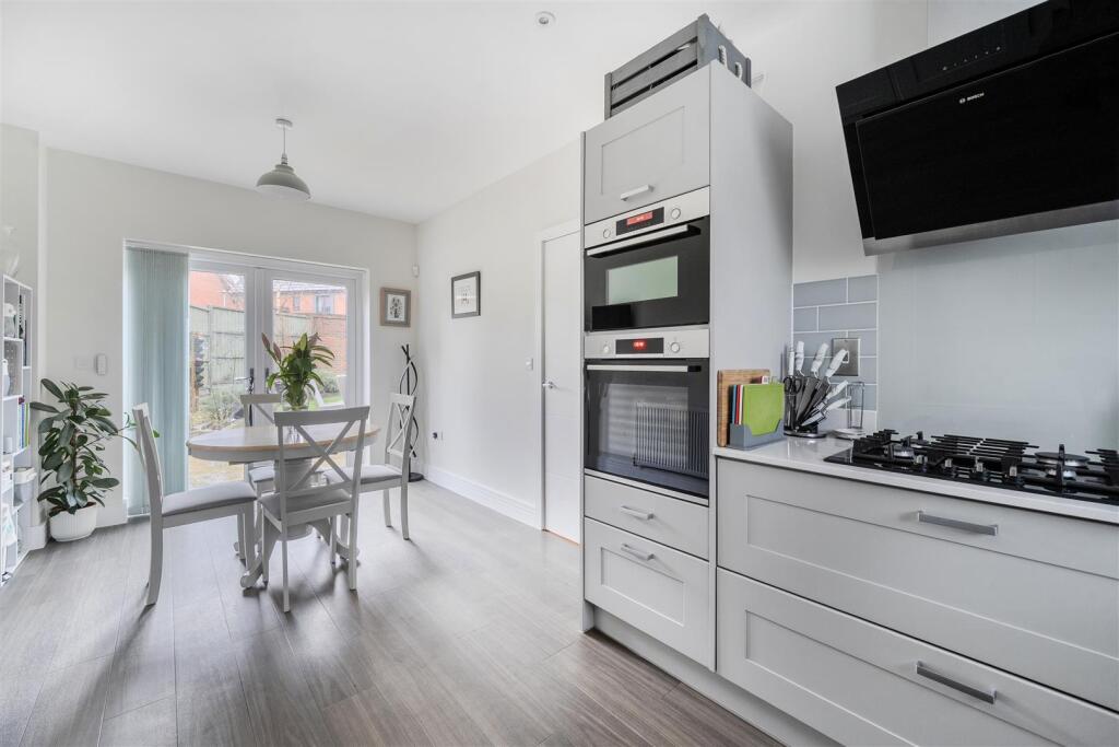 Stirling Close Crowthorne, Berkshire, RG45 6JF photo 3