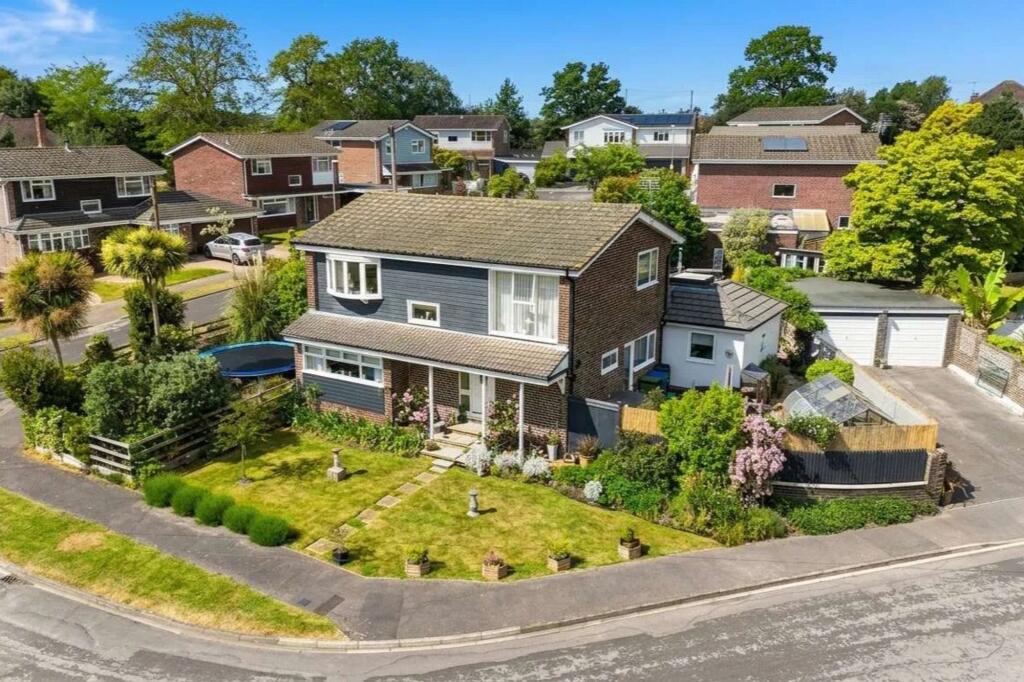 Main image of property: St. Pauls Road, Sarisbury Green, SO31
