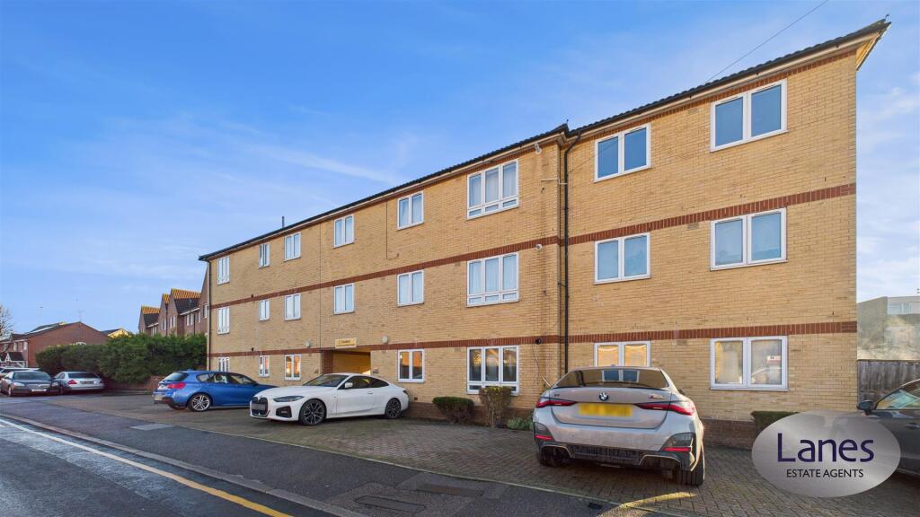 1-bed flat on Hobbs Close, Cheshunt, £175,000