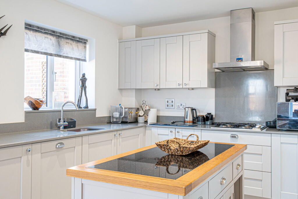 House in Basingstoke and Deane, Overton - View 3