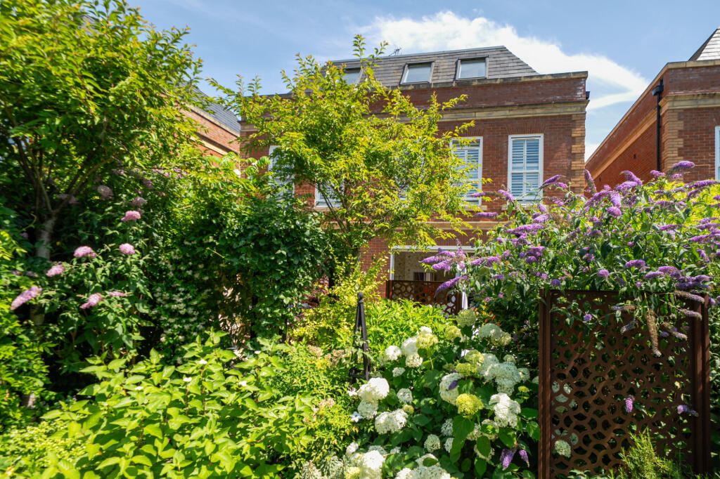 House in Kingston upon Thames - More