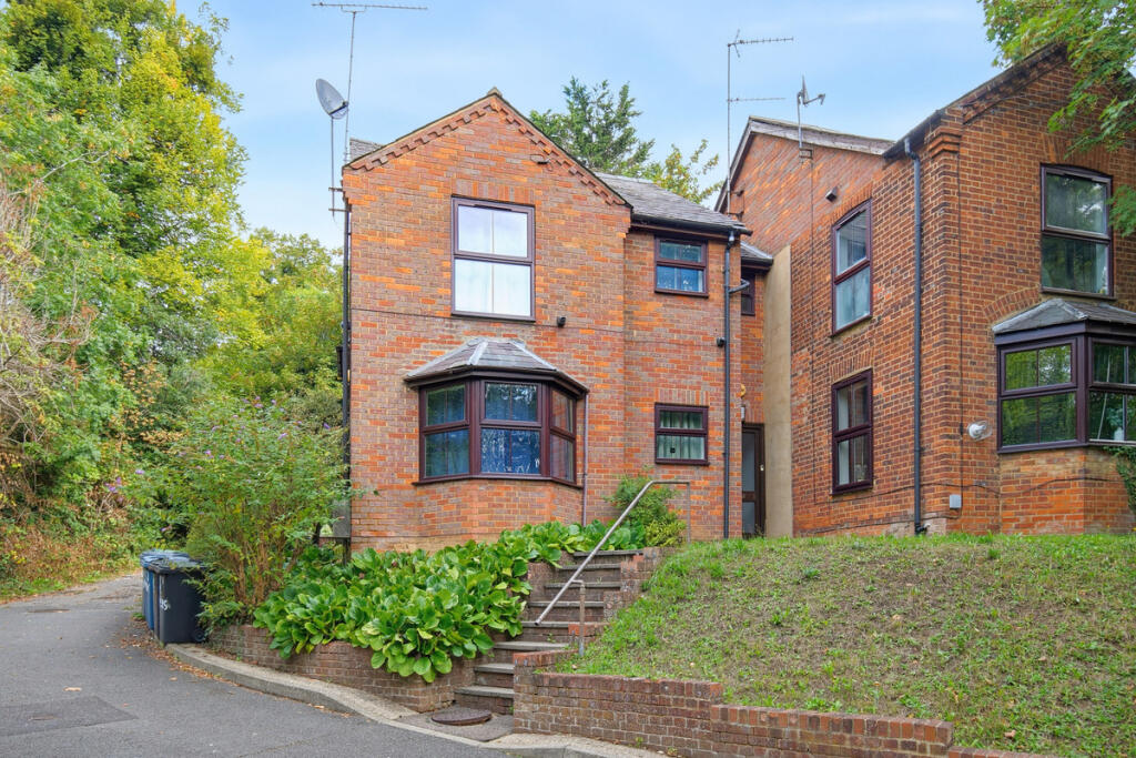 1-bed flat on Pinions Road, High Wycombe, HP13, £174,000
