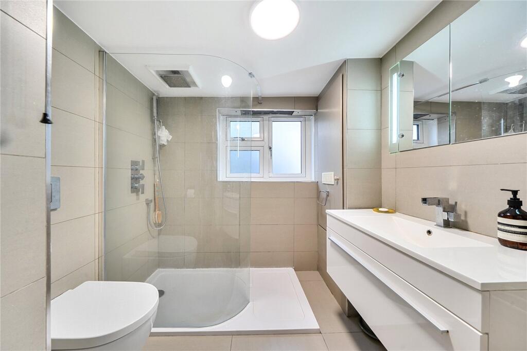 Apartment in London, Royal Borough of Kensington and Chelsea - More