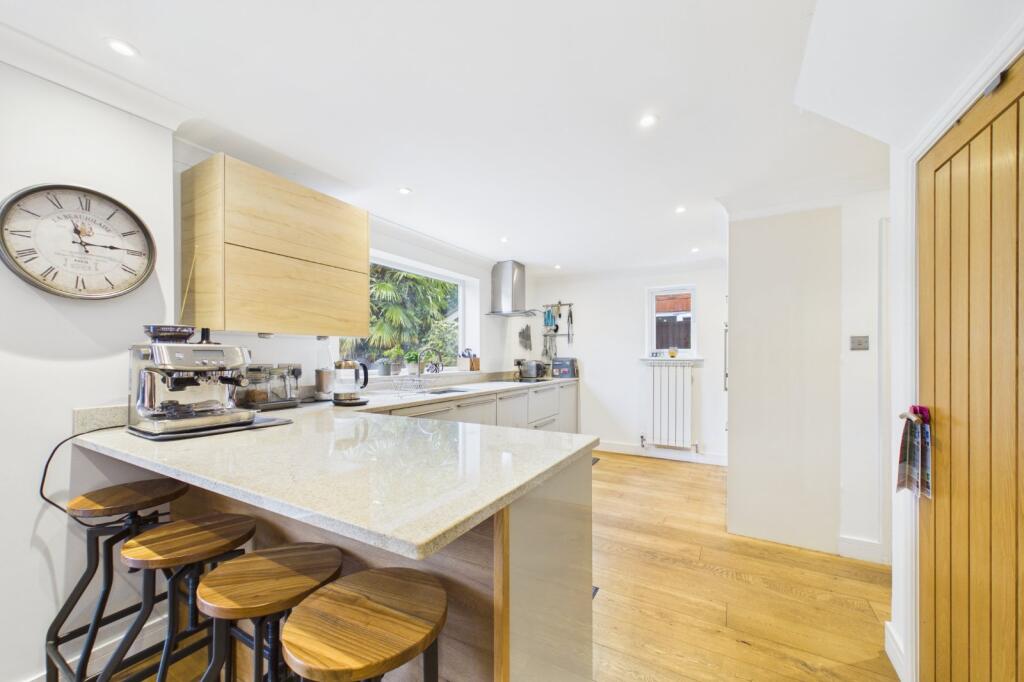 Atte Lane, Warfield, Berkshire, RG42 photo 2
