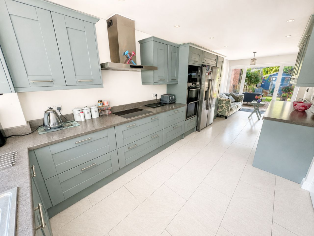 House in Kingston upon Thames - More