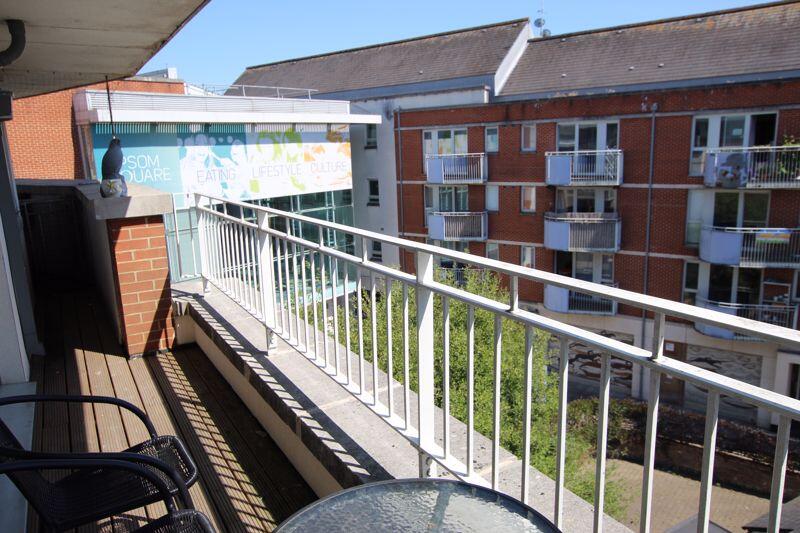 Apartment in Kingston upon Thames - View 3