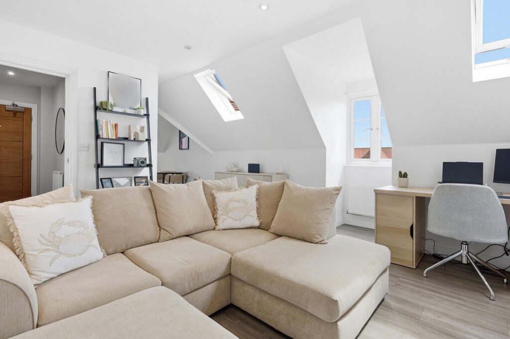 Apartment in Southend-on-Sea, Essex - More