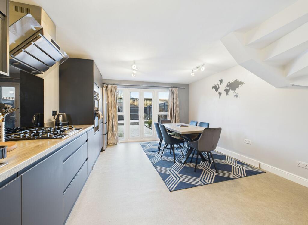 4 bedroom town house for sale in Breconshire Gardens, Basford, Nottingham, NG6 - View 3