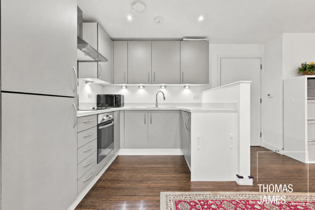 Apartment in London, Bowes Park, Palmers Green - View 2