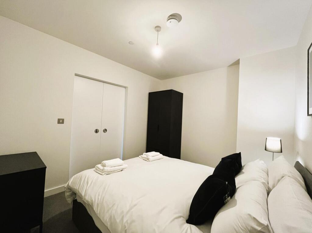 Apartment in Manchester, Old Trafford - View 4