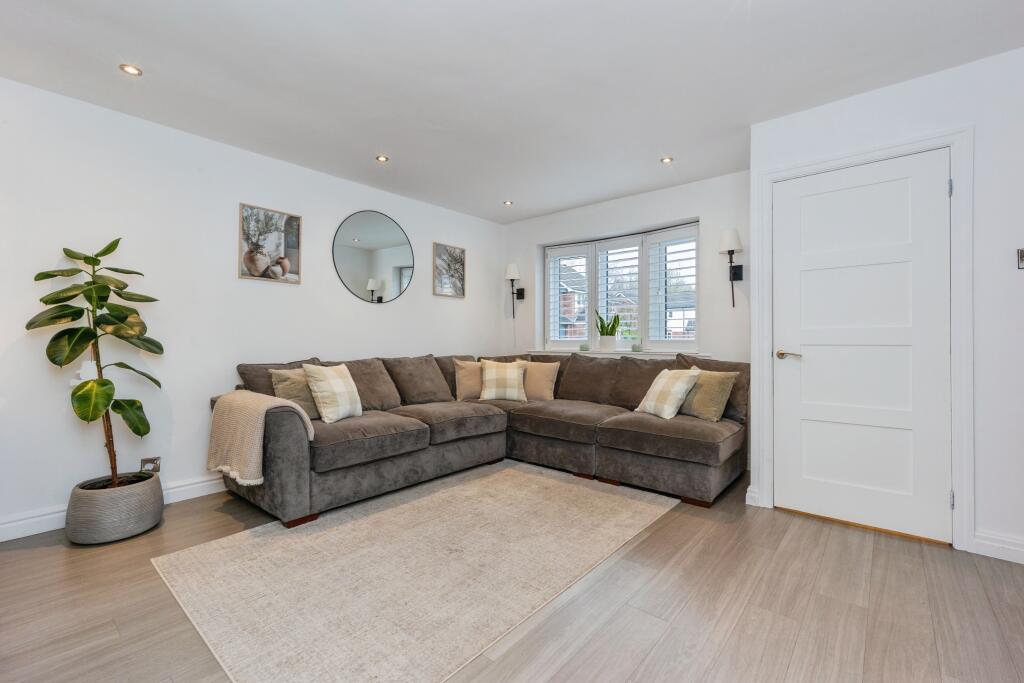 Drummond Way, Macclesfield, SK10 photo 3