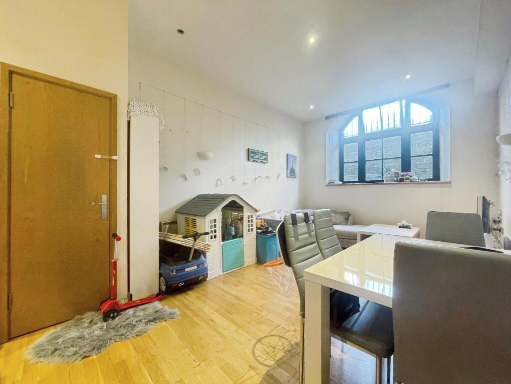 Apartment in Bradford, Little Germany, Barkerend - View 4
