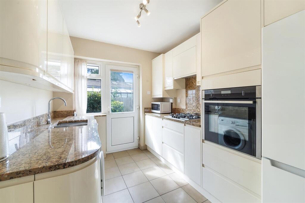 Apartment in Sutton - More