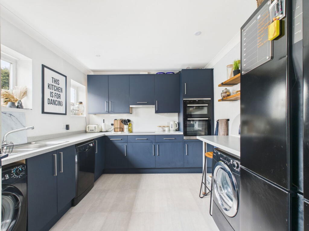 Blacksmiths Crescent, Sompting, Lancing, BN15 0BX photo 3