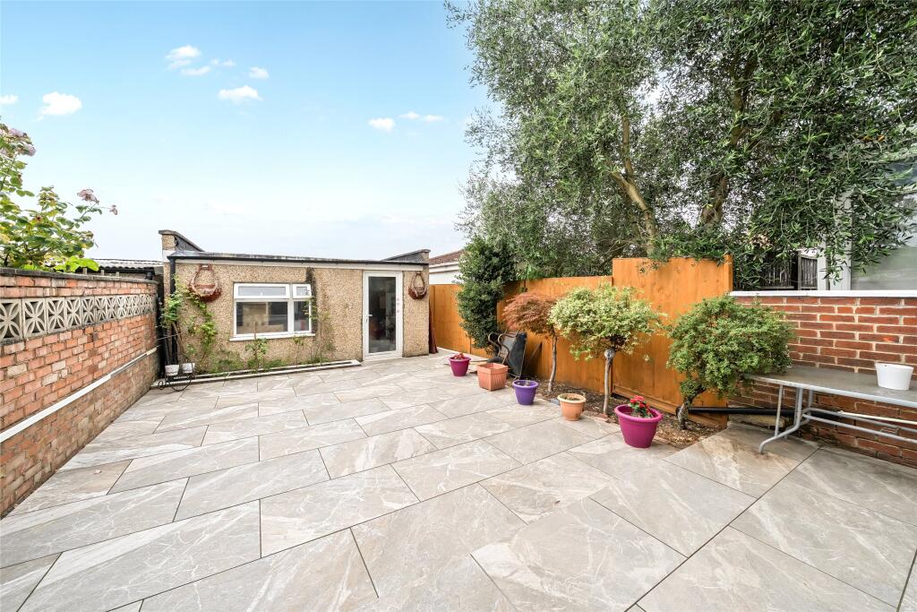 Elmcroft Gardens, London, NW9 photo 4