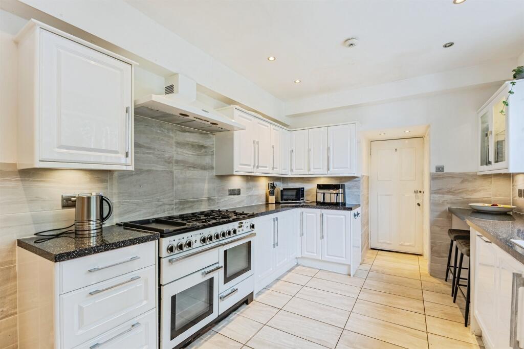 House in Torquay, Torbay - More