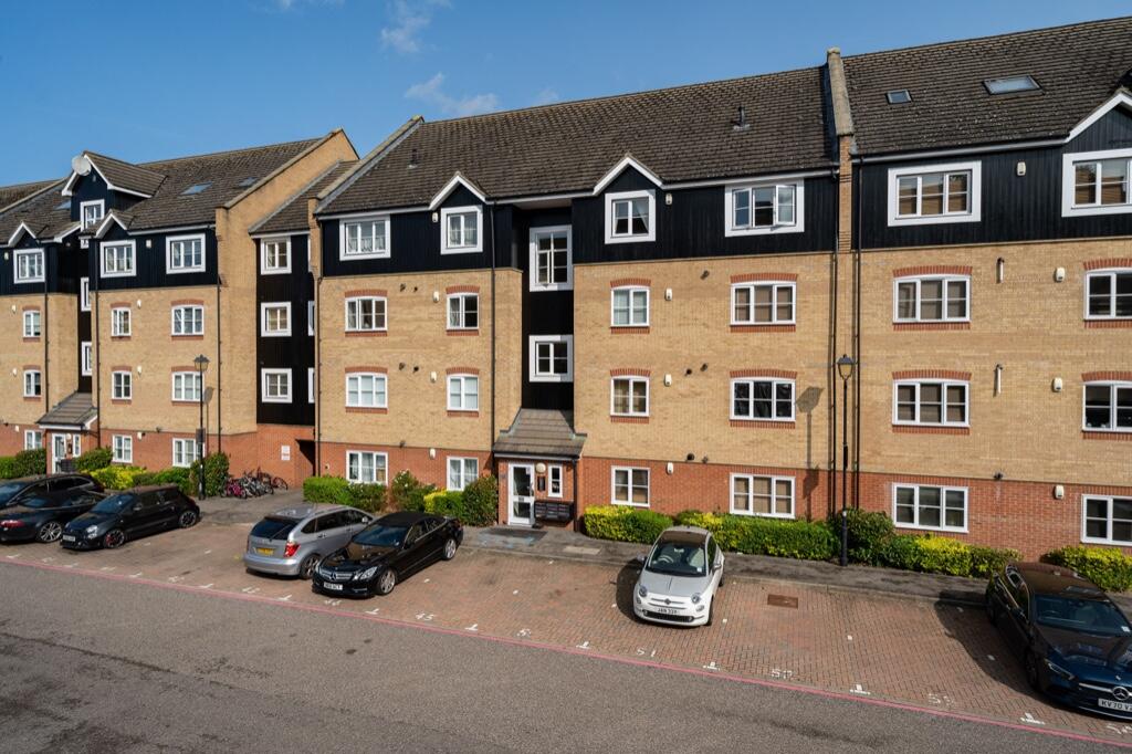 Apartment in Dacorum, Hertfordshire - View 4