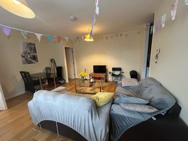 House in Leeds, Headingley Hill, Hyde Park - More