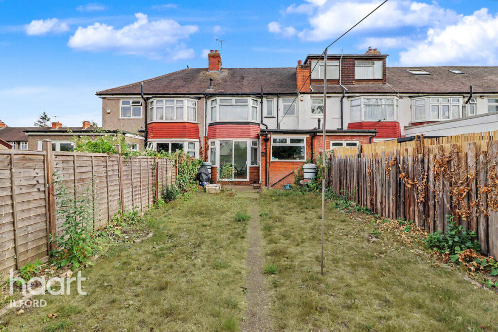 House in London, Loxford, Seven Kings - View 3