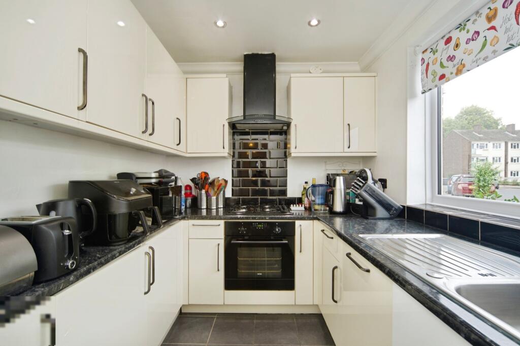 Brading Crescent, London, E11 photo 4