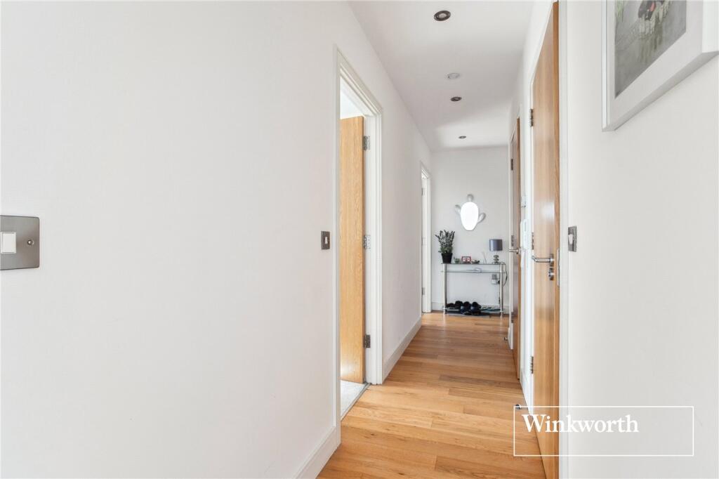 Apartment in London, Church End - View 2