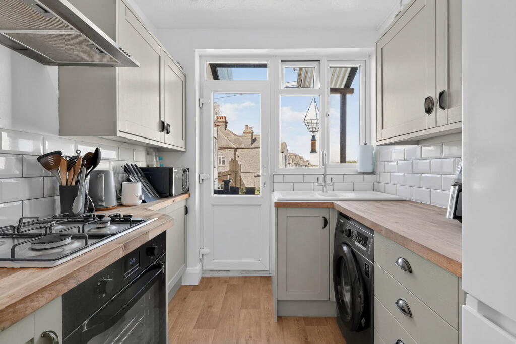 Apartment in Southend-on-Sea - View 5