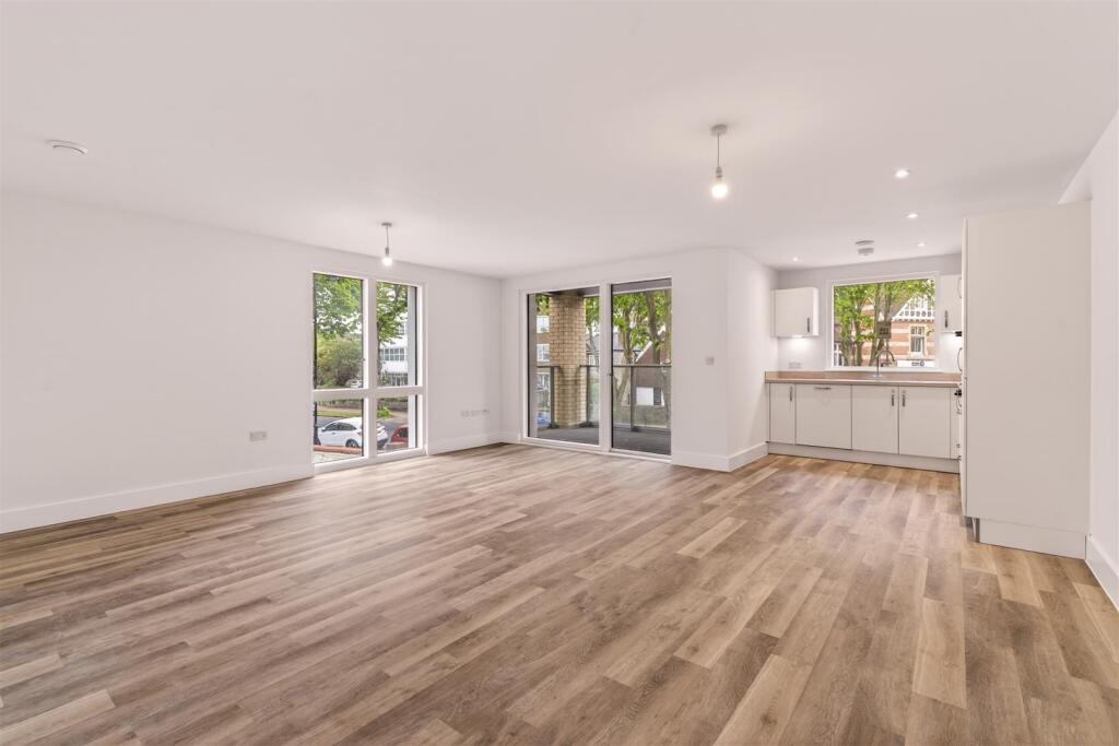 35 Lindfield Place, Worthing, BN11 - View 3