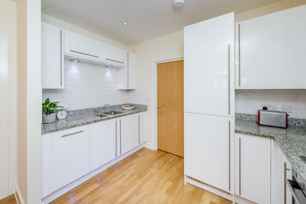 Apartment in Woking, Surrey - More