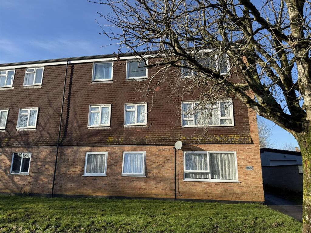 2-bed flat on Stockwood Road, Chippenham, £147,500