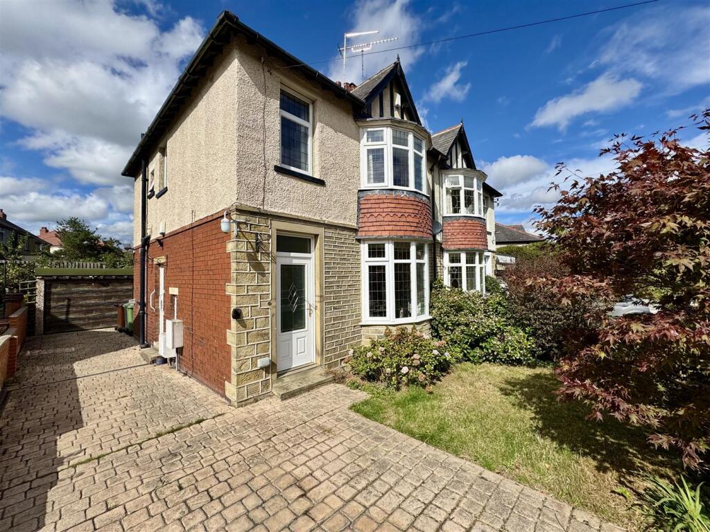 Main image of property: Benomley Road, Almondbury, Huddersfield, HD5 8LS