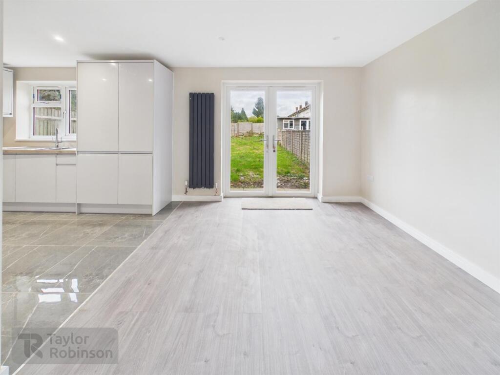 House in Crawley, Langley Green - View 5
