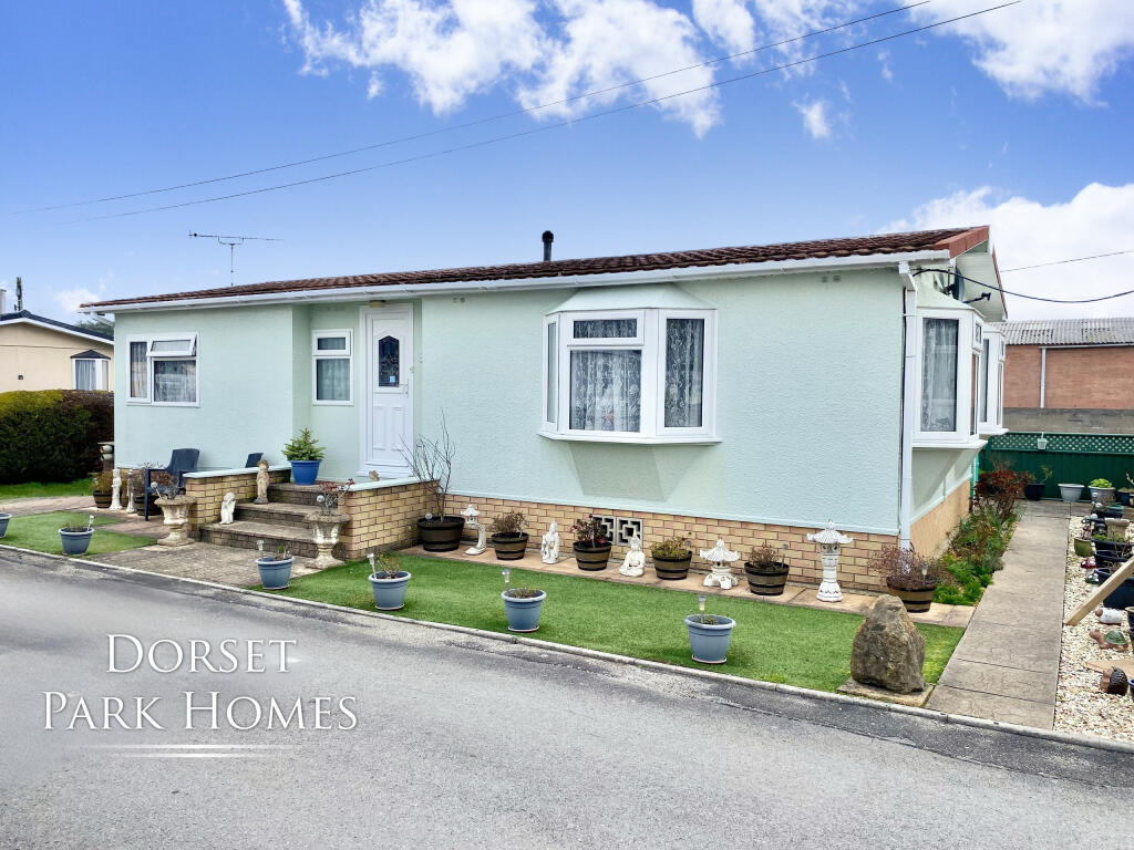 2-bed caravan on Holton Heath Park, Wareham Road, Holton Heath, Poole, Dorset, £135,000