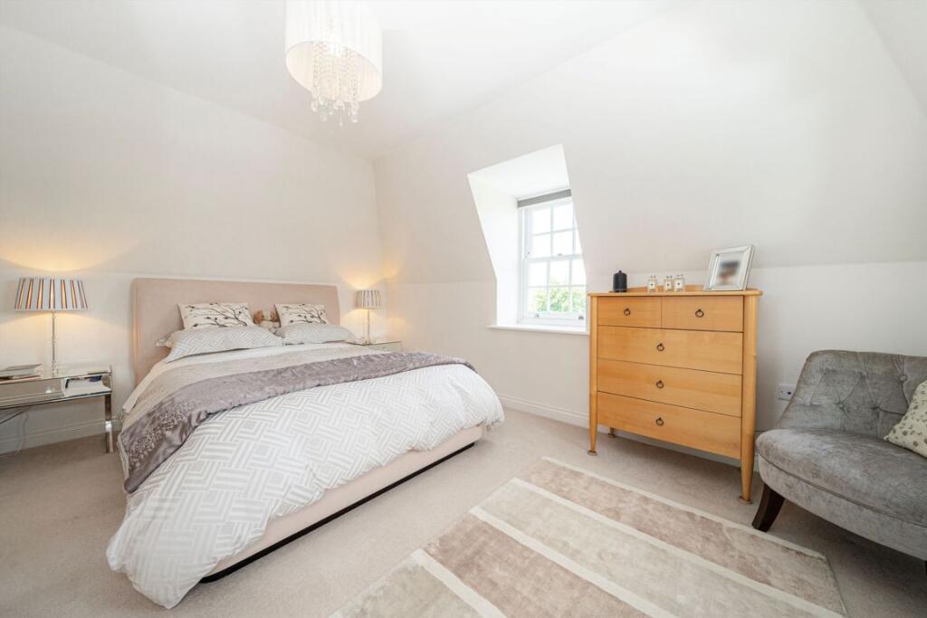 House in Elmbridge, Weybridge - More