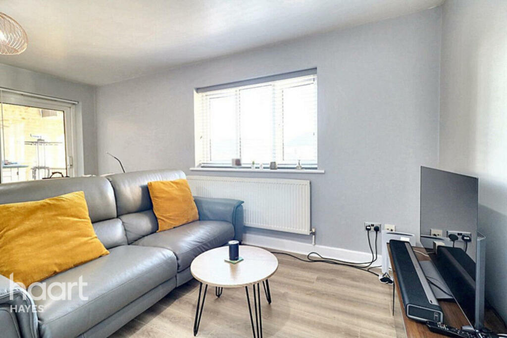 2-bed flat on Welbeck Avenue, Hayes, £285,000