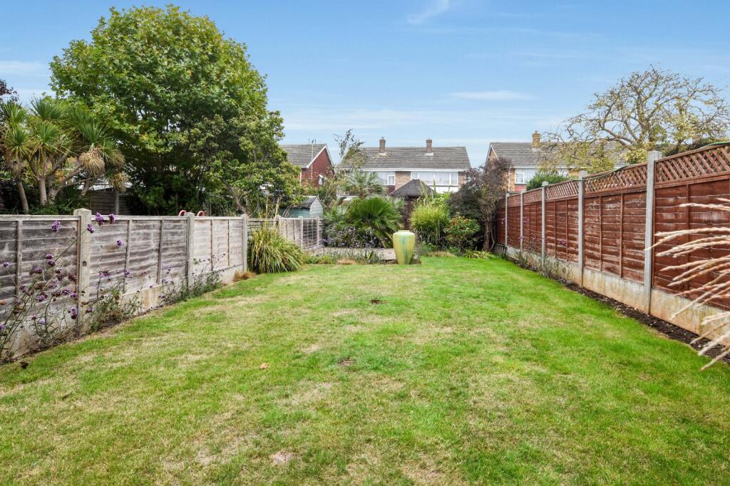 House in Southend-on-Sea, North Shoebury - More