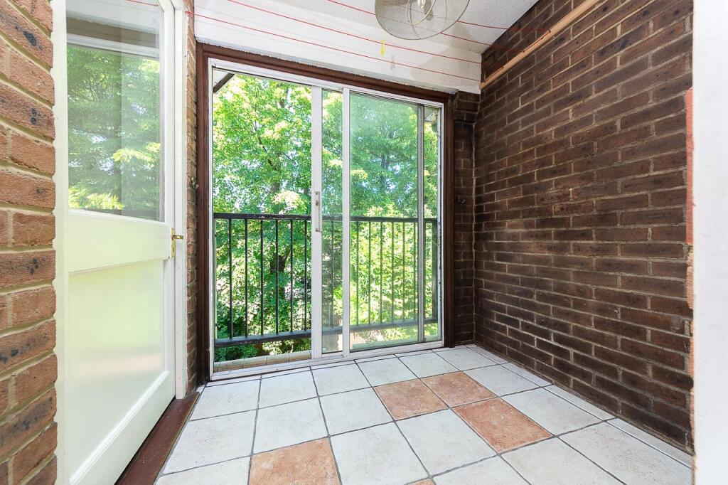 Apartment in Epsom and Ewell, Stoneleigh - View 5