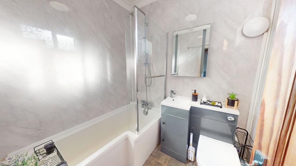 House in Stoke-on-Trent - More