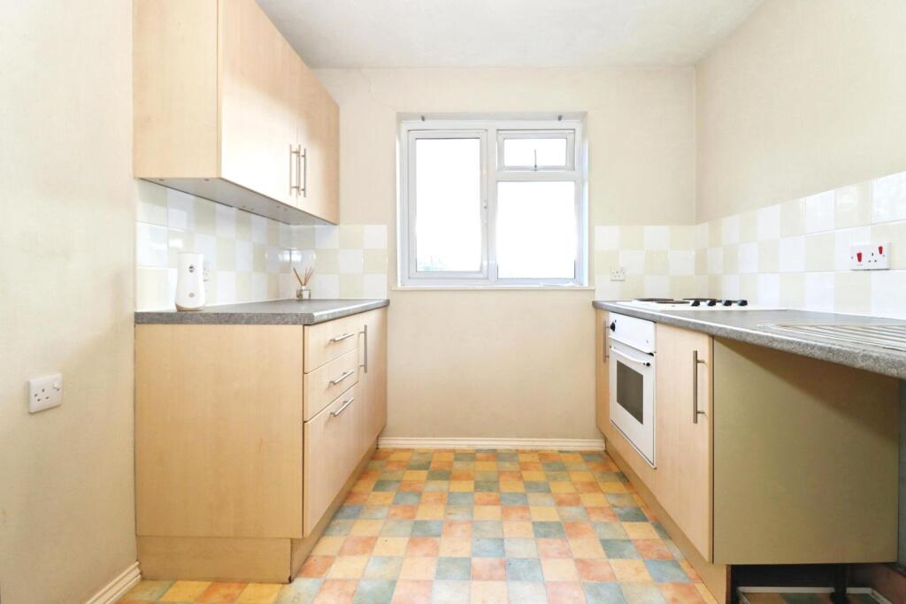 Apartment in Stroud, Cam - View 4