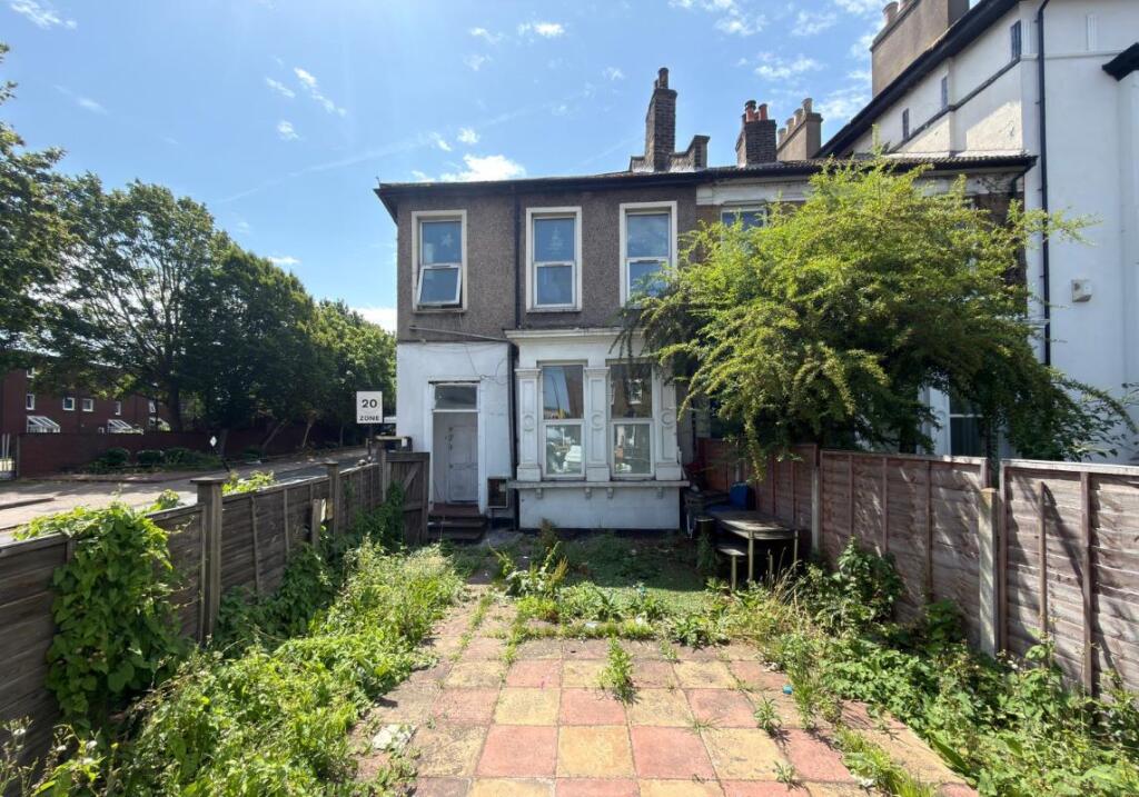 Main image of property: First Floor Flat, 192 Queens Road, Southwark, London, SE15 2HP