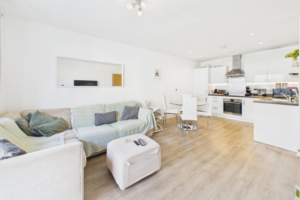 Apartment in Hemel Hempstead - View 4