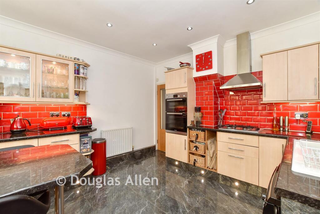 House in Basildon, Wickford - More